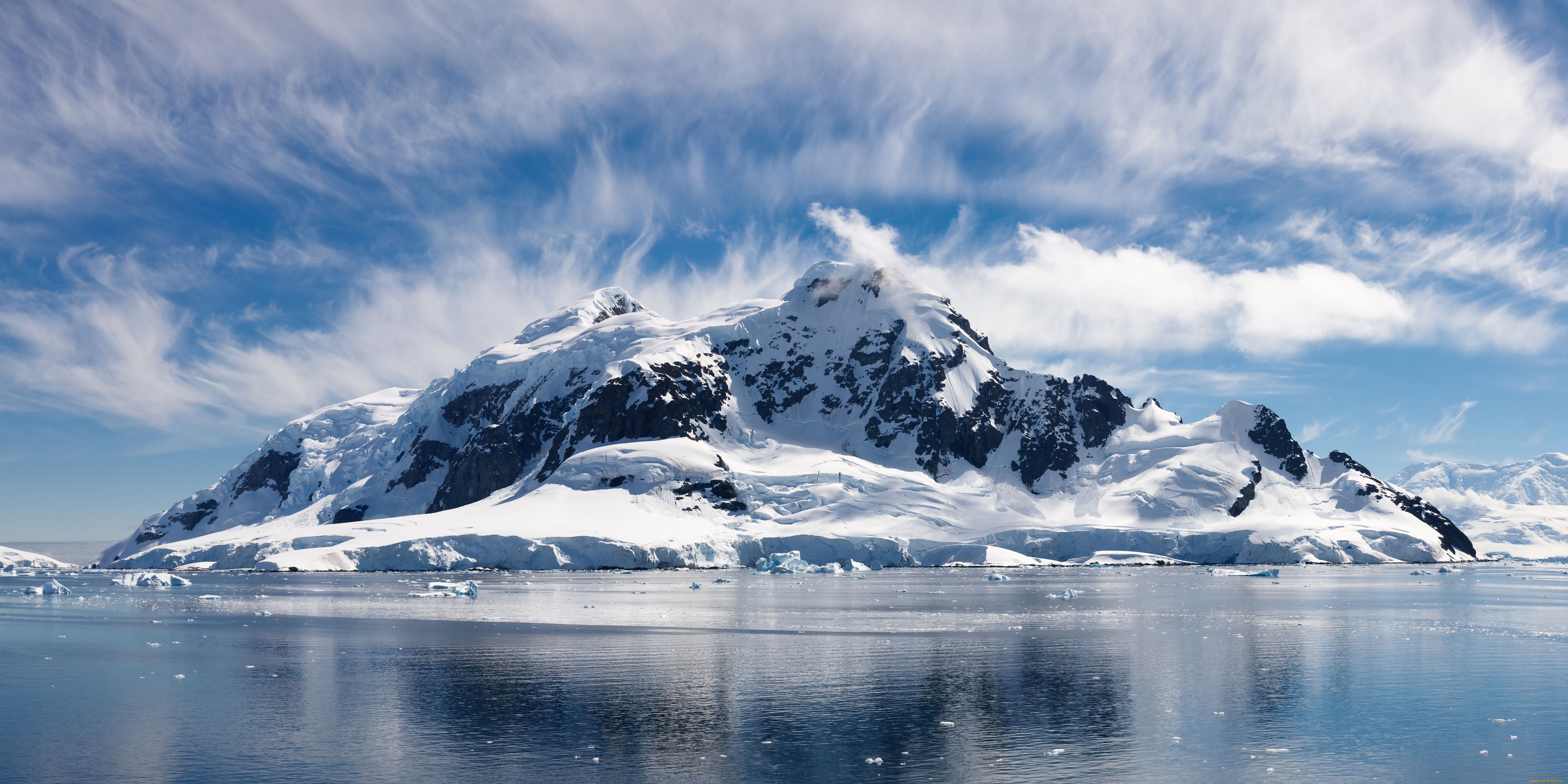 Горная холодная вода. Снежные горы Ледовитого океана. Арктика. Антарктика Норвегия.
